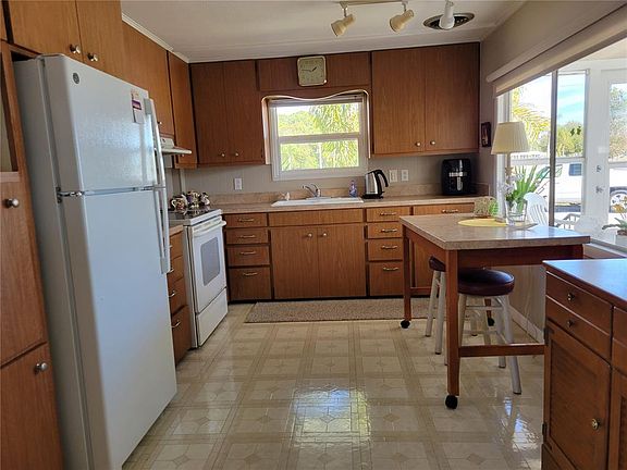 3rd image of 5329 Oakland Hills Ave