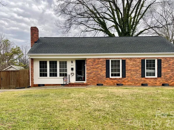 3813 Moultrie St, Charlotte, NC 28209