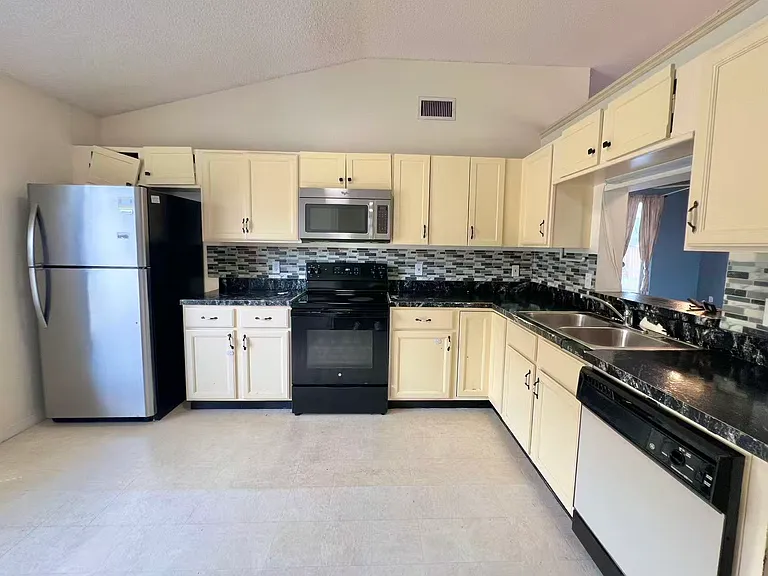 527 Valencia Place Cir — Photo 5