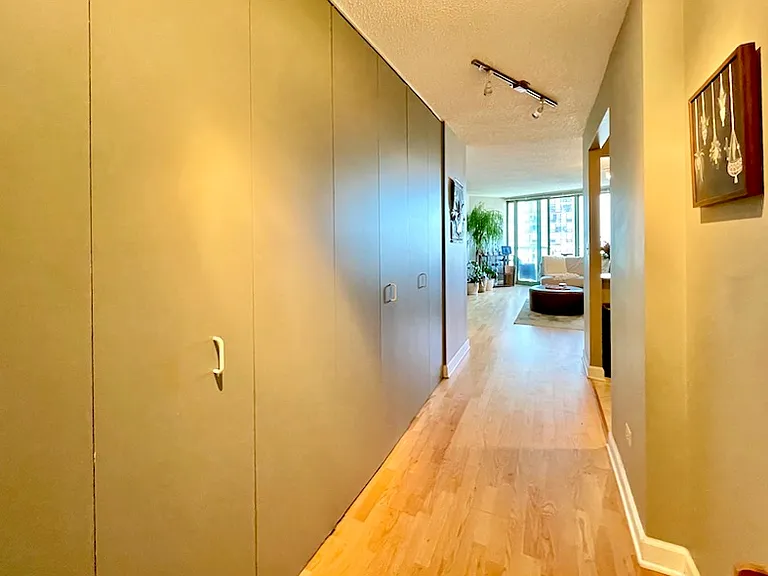 111 W Maple St #1605 — Photo 14