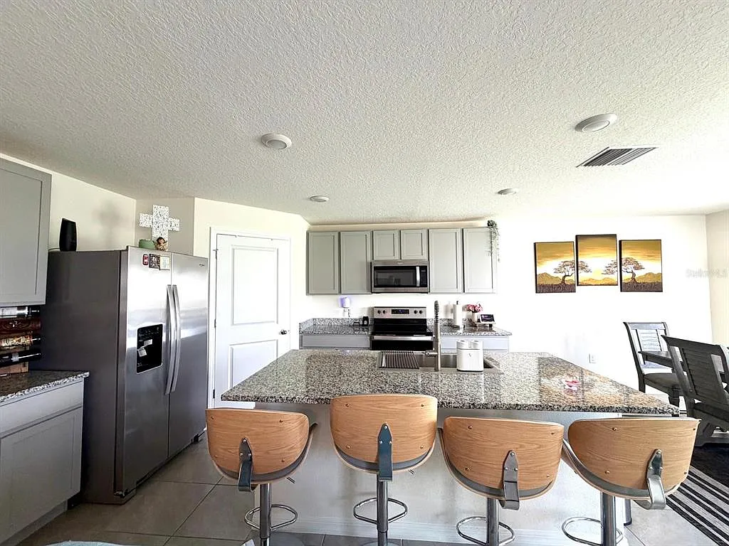 3 bed, 2.5 bath, 1961 sqft, $2,200 — Photo 4