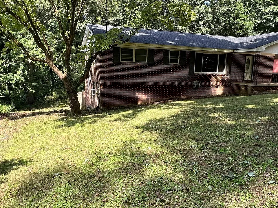27 Summit Dr SE
