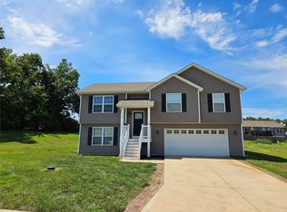 131 Creekside Dr, Winfield, MO 63389