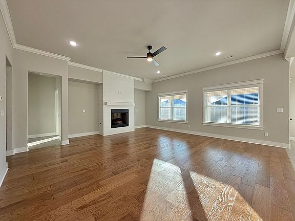 3rd image of 903 Maple View St