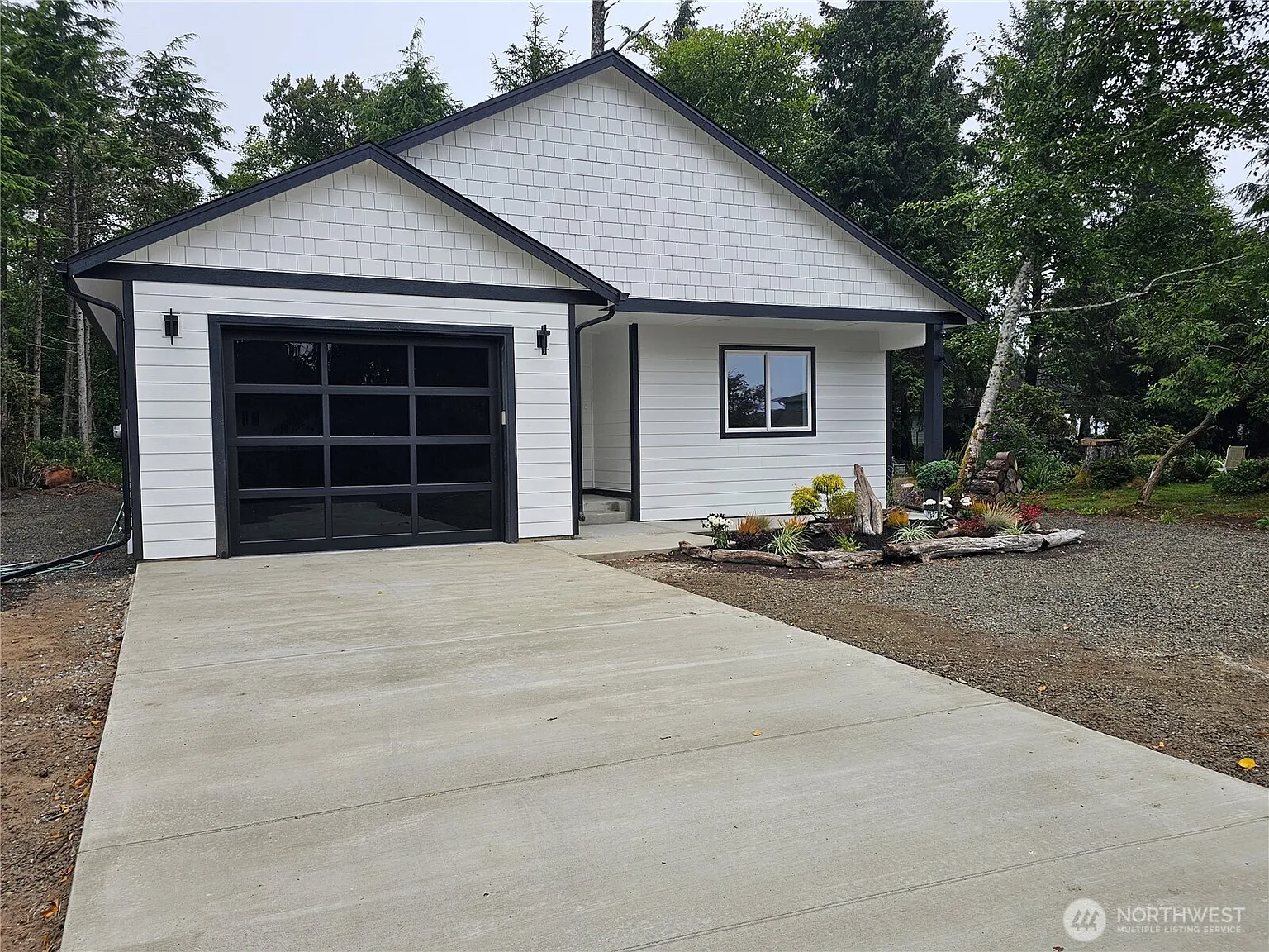 502 Chinook Avenue SE photo 1