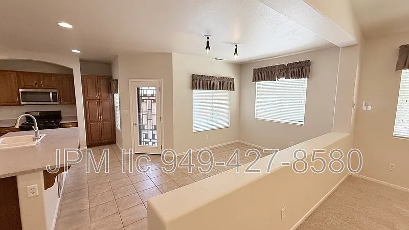 3 bed, 2.0 bath, 1942 sqft, $3,200 — Photo 3