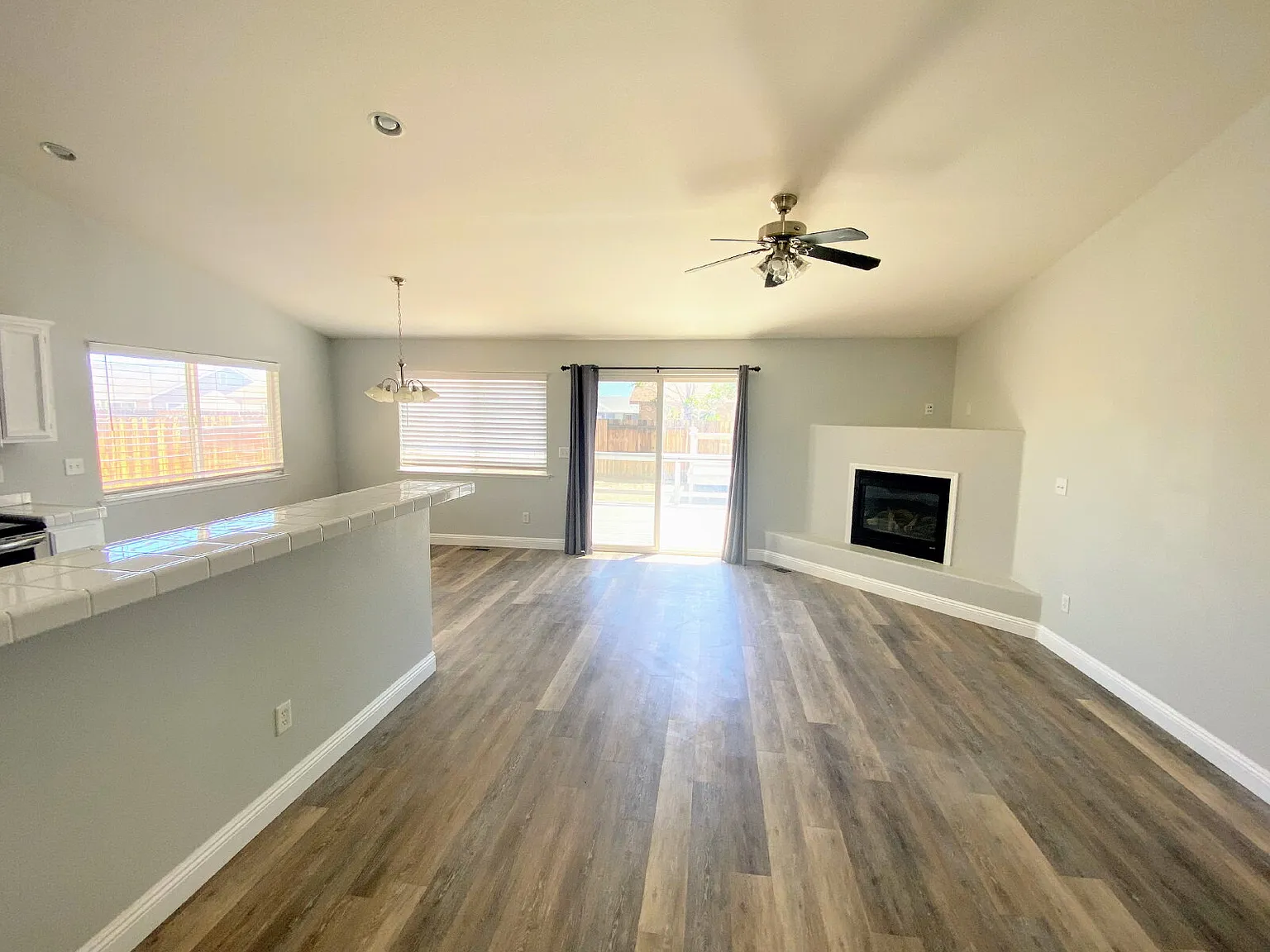3 bed, 2.0 bath, 1297 sqft, $2,150 — Photo 3