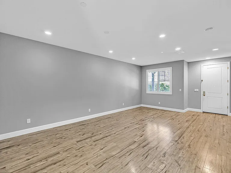 210 Stratus Cmn — Photo 11