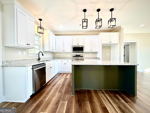 3rd image of 506 Clearwater Cir