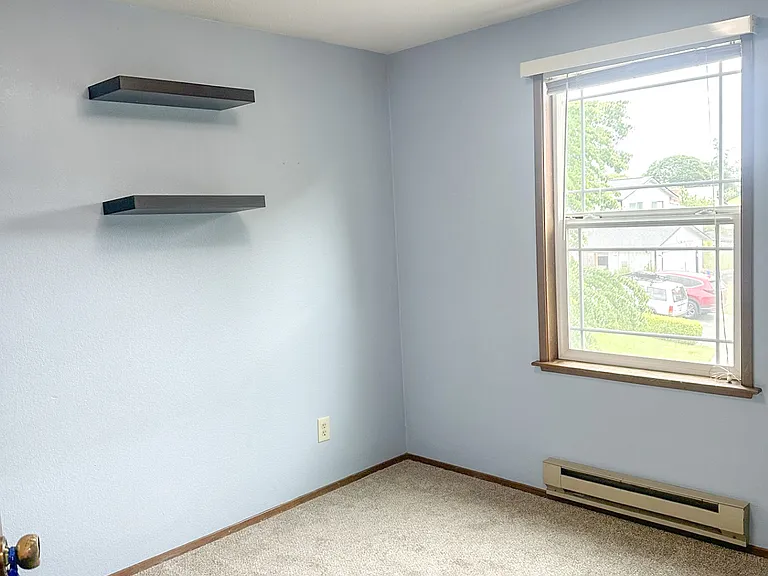 216 SE Fisher Ct — Photo 3