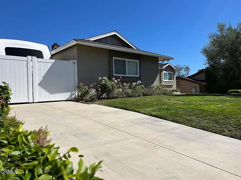 112 Maria Ln — Photo 2