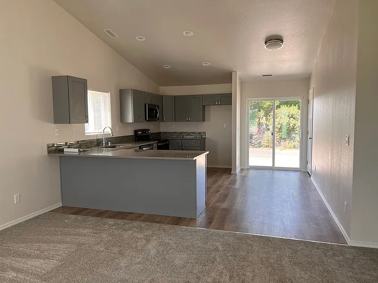 1410 N Mattson Dr — Photo 2