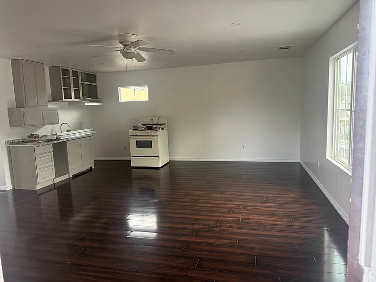 1526 N Dahlia Ct — Photo 2
