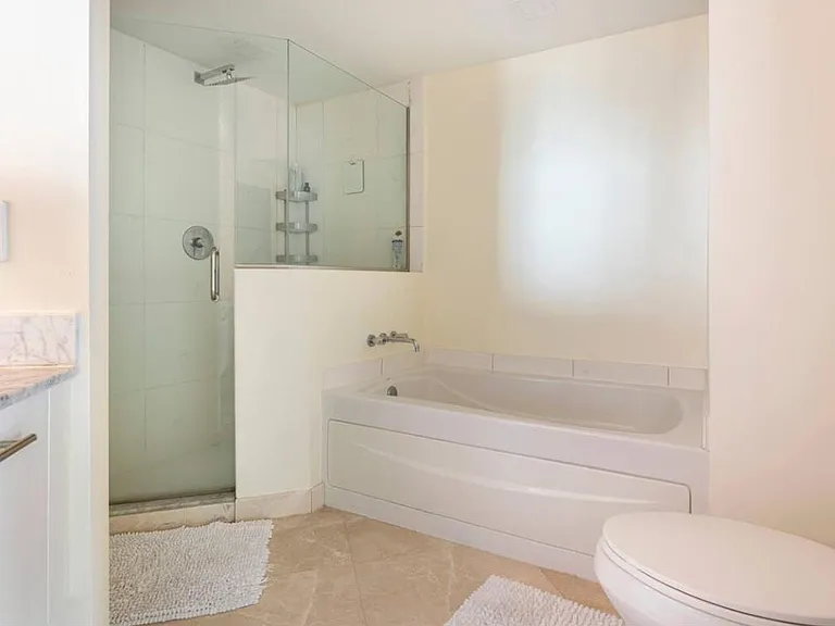 55 SE 6th St #4007 — Photo 7