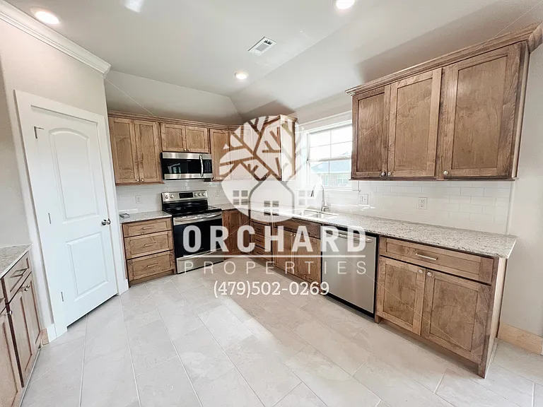 1011 Trailwood St — Photo 4