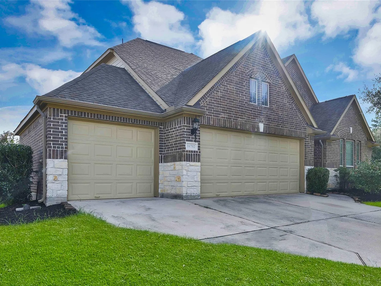 3 bed, 2.5 bath, 2566 sqft, $2,750 — Photo 2