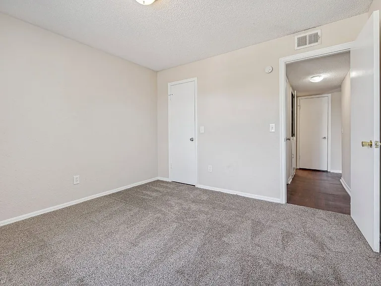 Wilshire Lofts and Townhomes — Photo 19