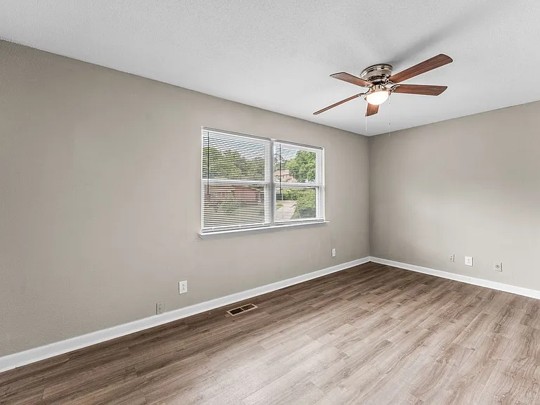 Updated 2BR Townhomes in East Ridge — Photo 8