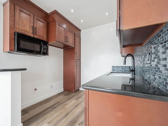 4th image of 924 4th St APT 8