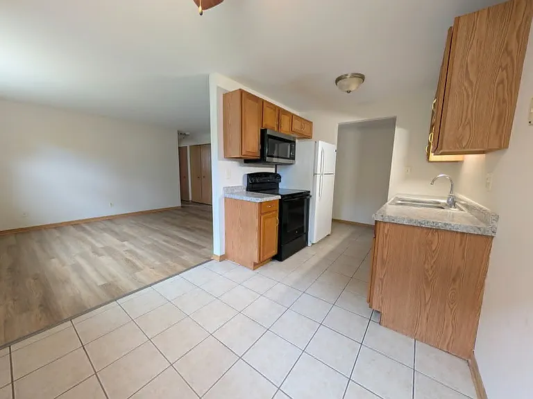 390 W Walnut St — Photo 2