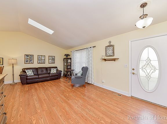 3rd image of 30W211 Huntington Dr
