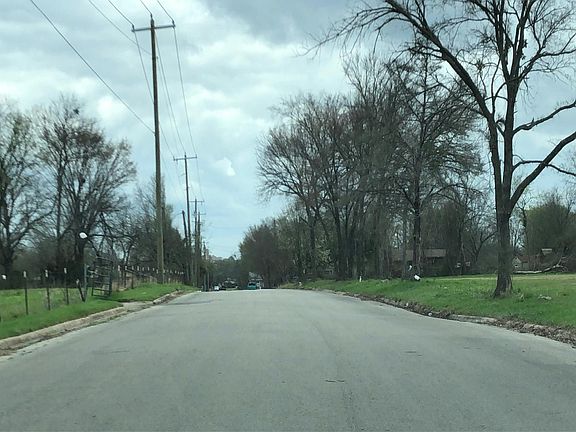 4th image of 1325 Navarro Dr