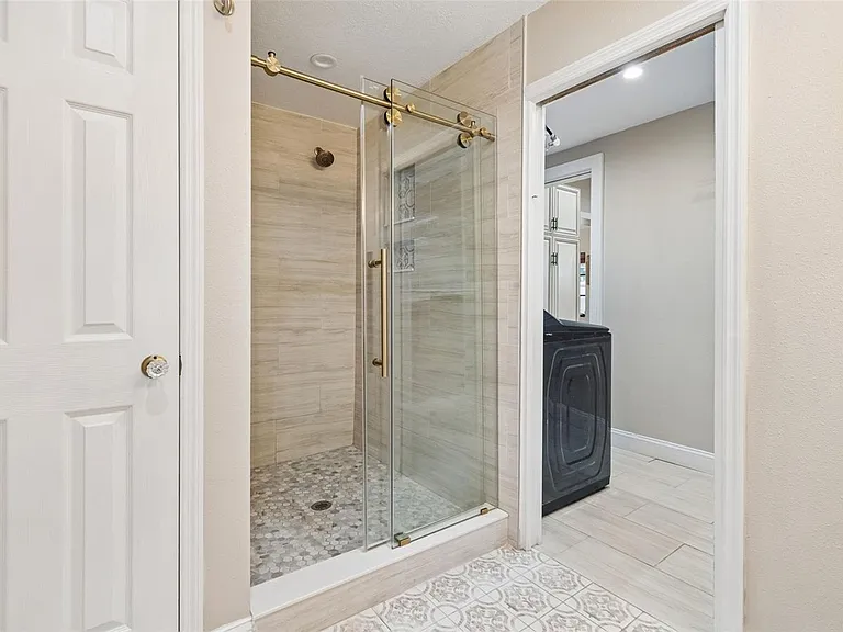 310 E Paris St — Photo 5