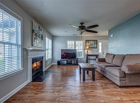 3rd image of 129 Autumn Woods Blvd
