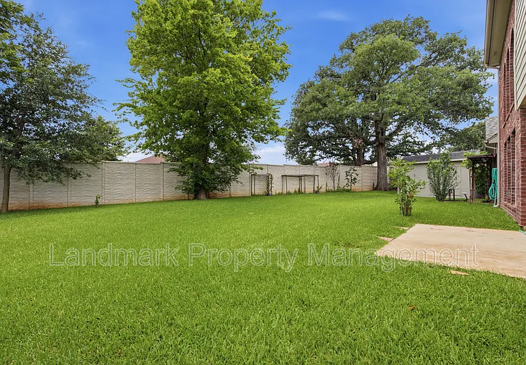 2115 Lexington Dr — Photo 29