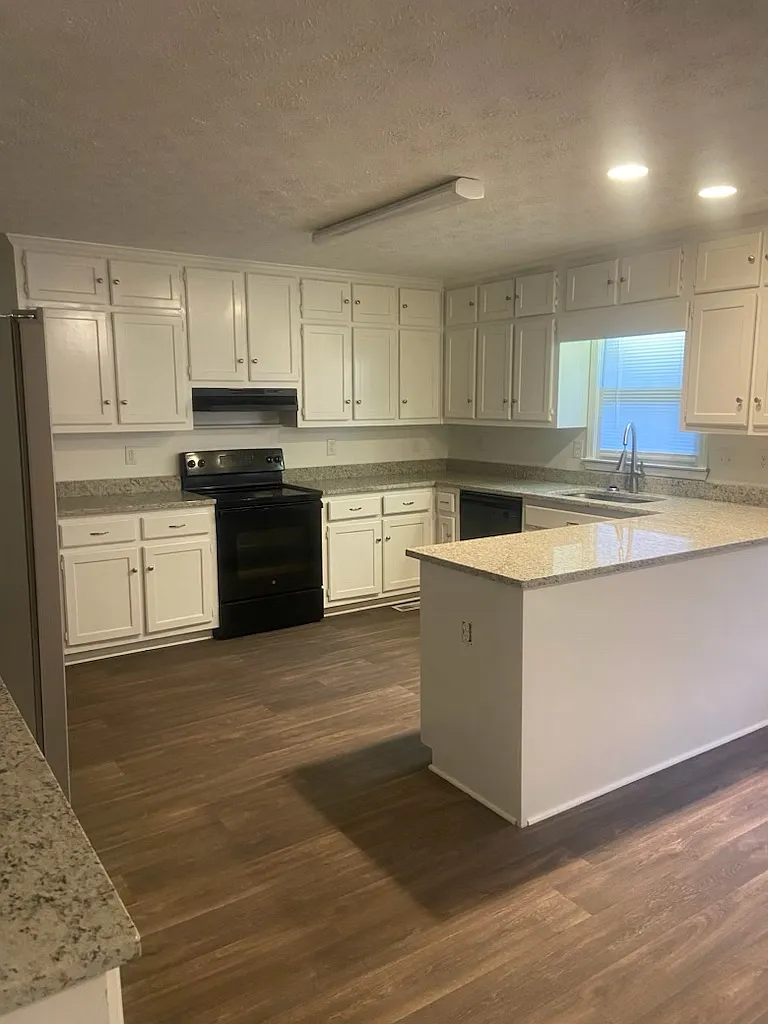 3 bed, 2300 sqft, $2,300 — Photo 3