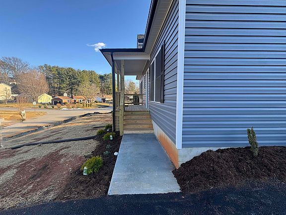 3rd image of 200 Robin Hood Rd