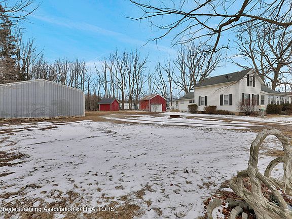 4th image of 1028 Hogsback Rd