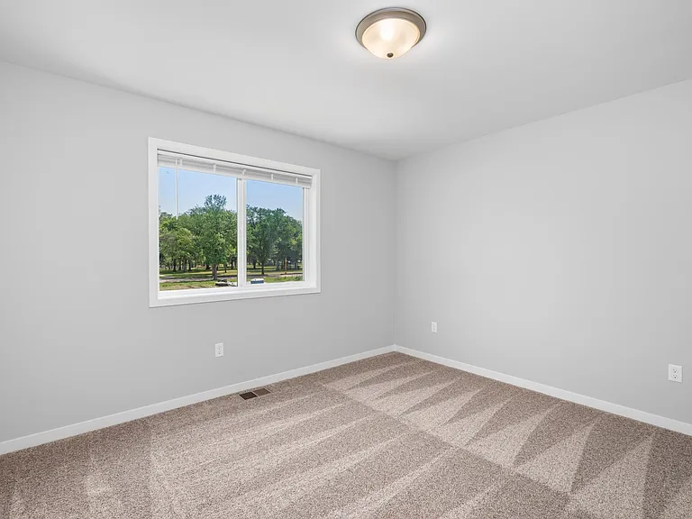 646 Columbia Ct — Photo 13