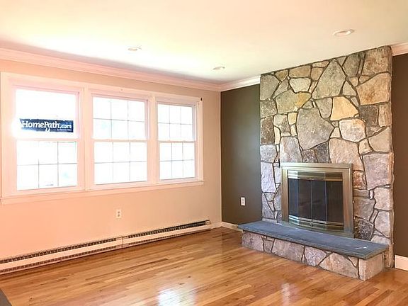 Living room w/fireplace