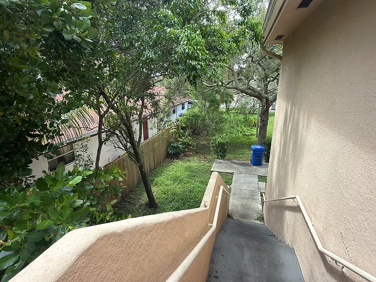 651 SW 9th St #7 — Photo 24