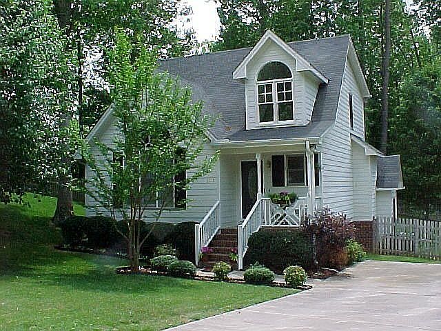 ELEGANT AND CHARMING 1.5 STORY