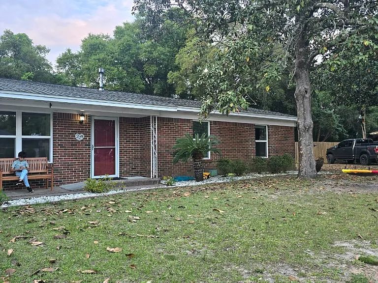 229 Bayou Woods Dr — Photo 3