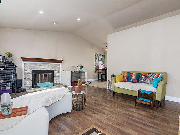 3rd image of 2052 Newport Dr