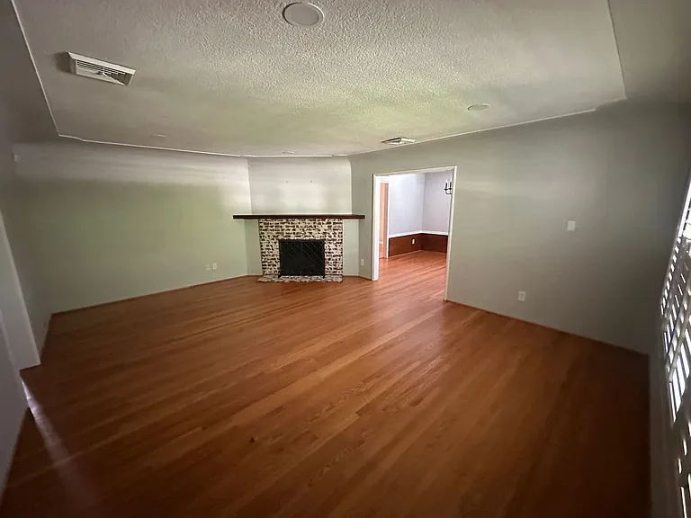 1228 Brady Ave — Photo 3