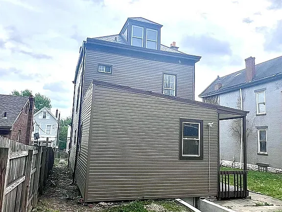 1027 Winfield Ave — Photo 4