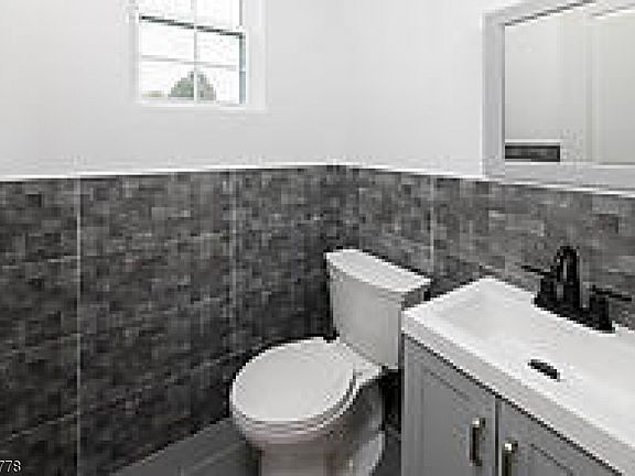 5th image of 125 Broughton Ave Unit 1