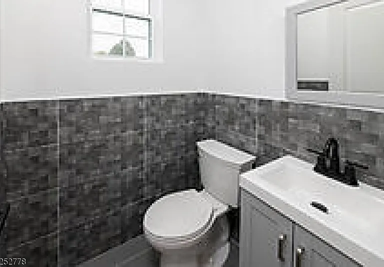 125 Broughton Ave #1 — Photo 5