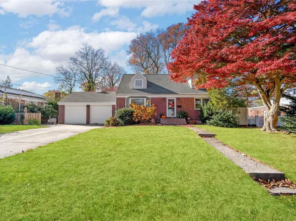 9 Dawn Drive, East Northport, NY 11731
