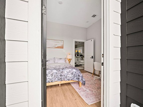 3rd image of 4816 Cochran St
