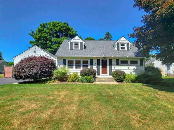 8 Sunnyside Ln, North Chili, NY 14514