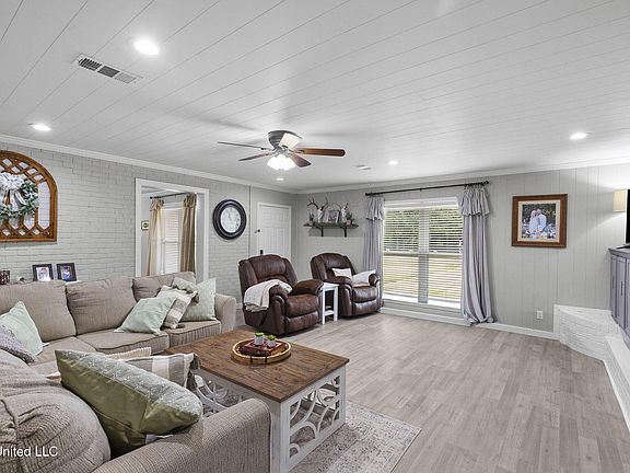 4th image of 203 NW 4th St