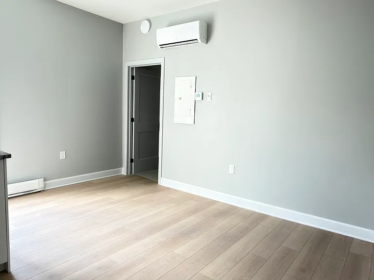 95 Henderson Ave #302 — Photo 2