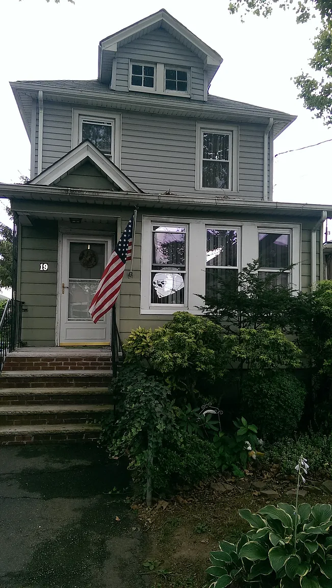 19 Hawthorne Ave photo 1