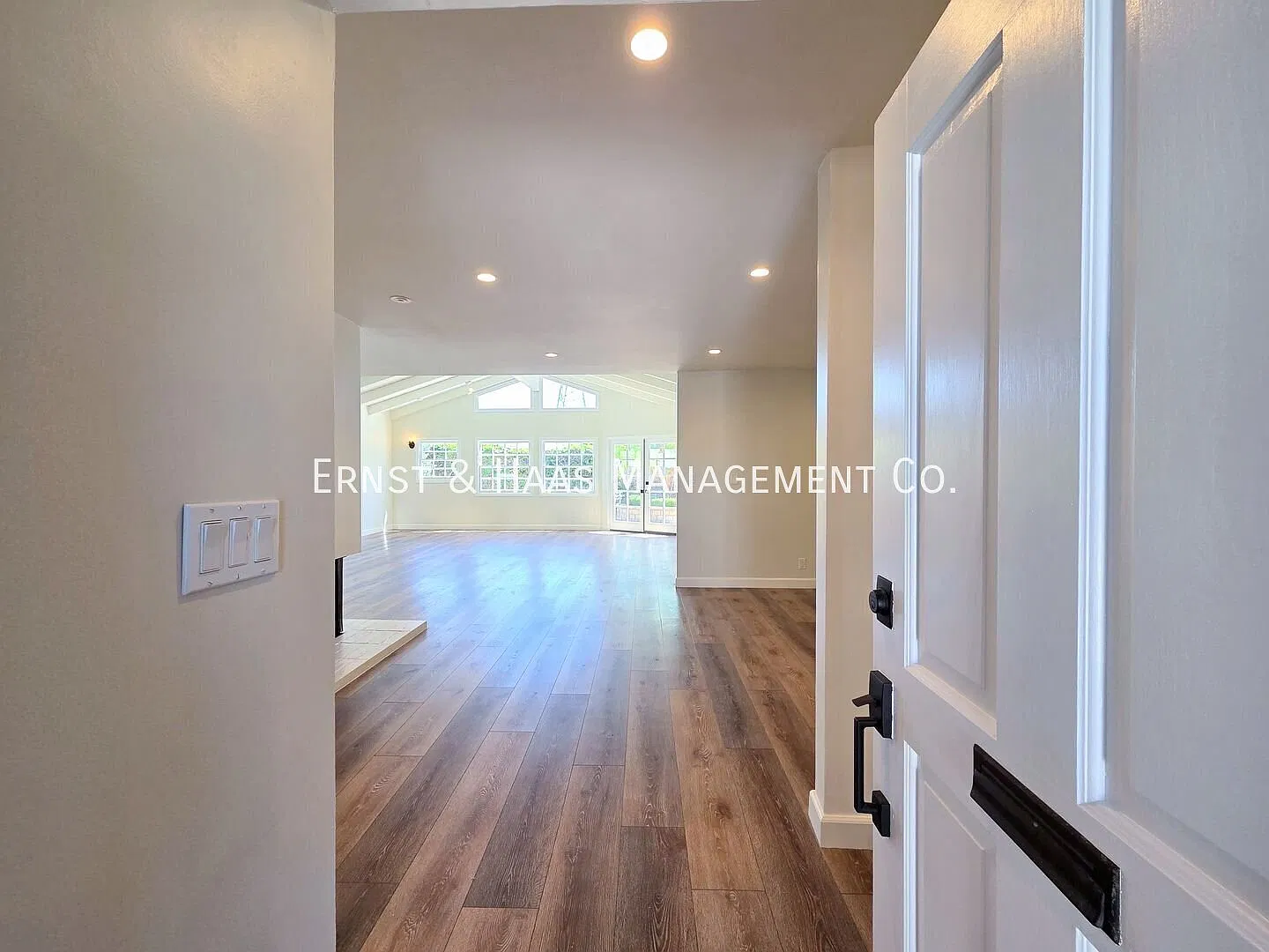 Beautiful 4-Bedroom Home in Quiet Long Beach Neighborhood! — Photo 3