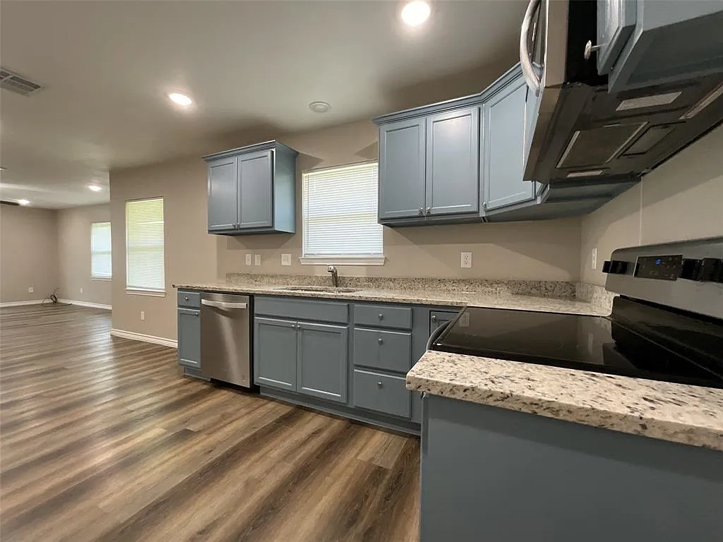 2 bed, 1.0 bath, 1064 sqft, $1,350 — Photo 2